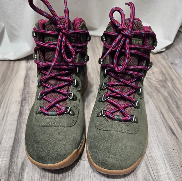 Columbia Women's Newton Ridge Plus Waterproof Amped Hiking Shoe, Peatmoss/Red On - Picture 4 of 14